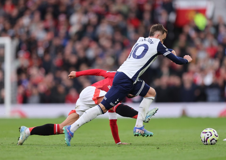 You are currently viewing Manchester United captain Bruno Fernandes wins red card appeal following controversial sending off against Tottenham