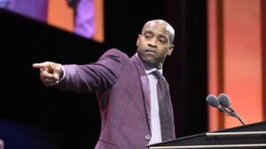 Read more about the article Check out highlights from Vince Carter, Chauncey Billups, Michael Cooper, others inducted into Hall of Fame