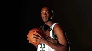 Read more about the article Khris Middleton reportedly to miss start of Bucks season as he recovers from ankle surgeries