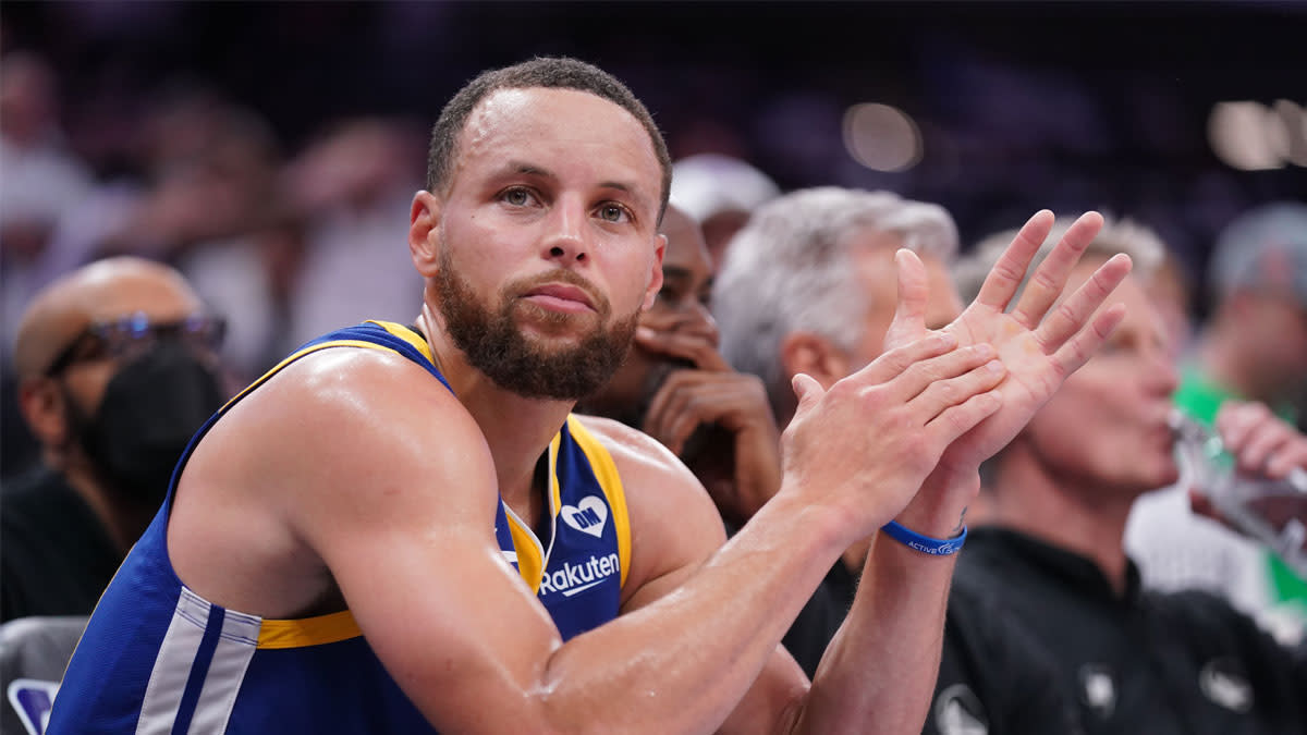 You are currently viewing Steph returns to Warriors practice, expected to play in opener