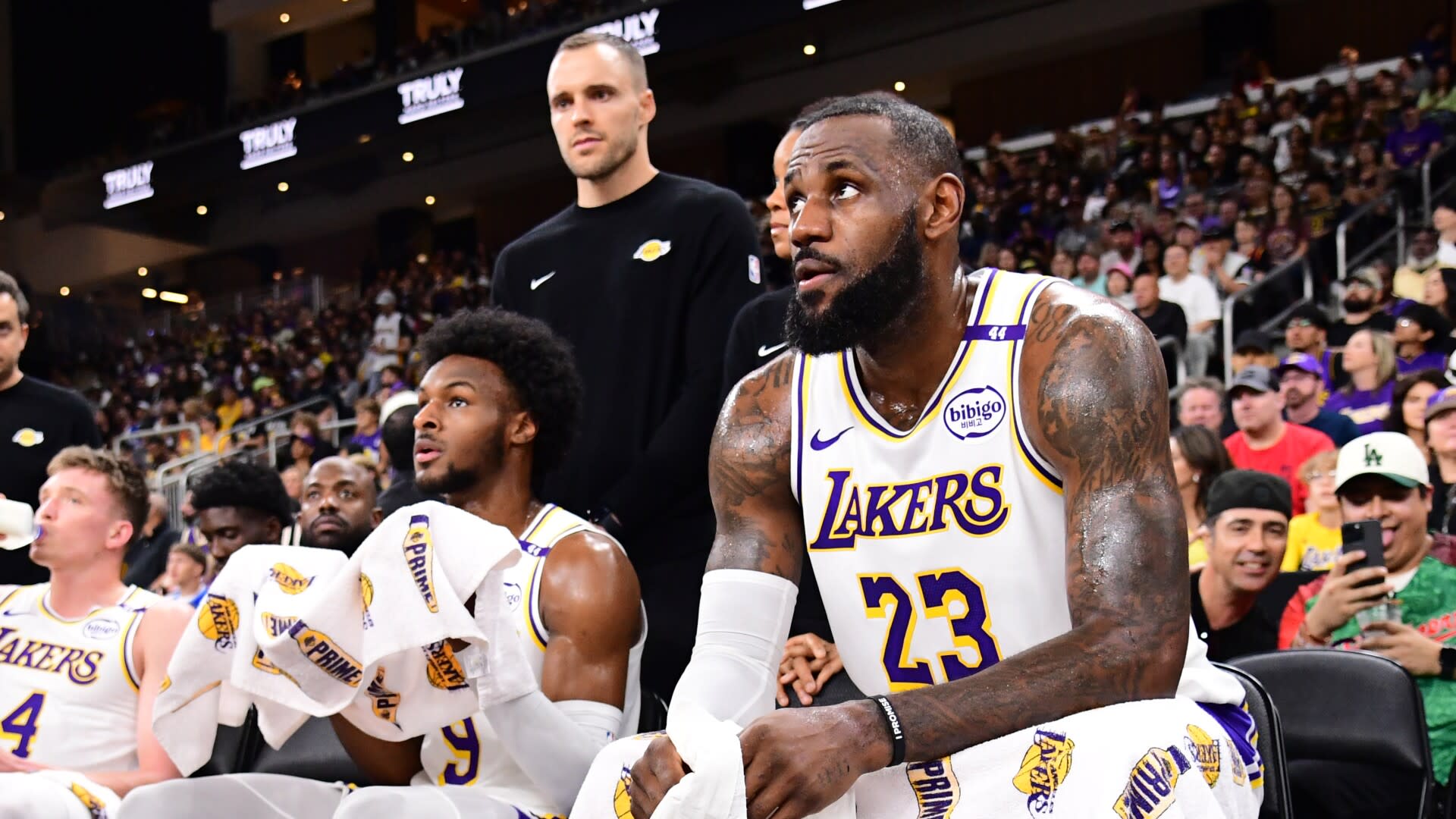 You are currently viewing LeBron, Bronny James share court for first time during Lakers preseason games.