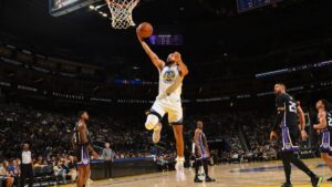 Read more about the article Warriors overcome nervous moment after Steph’s minor injury departure