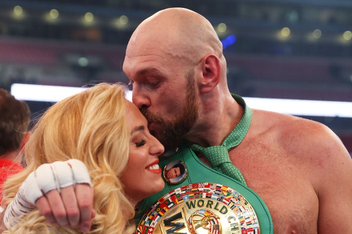 You are currently viewing ‘It’s a tragedy’ – Oleksandr Usyk’s team give classy response to Tyson Fury’s miscarriage revelation