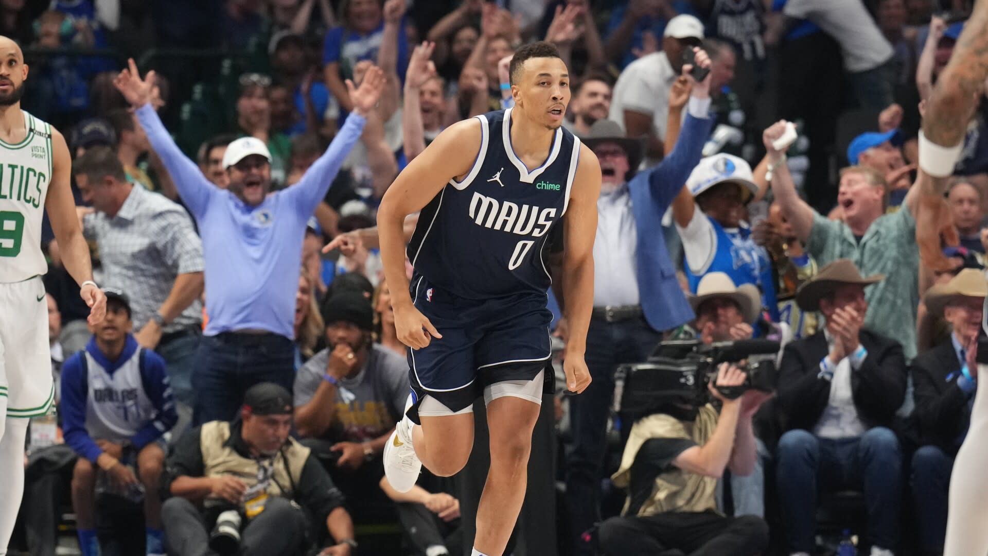 You are currently viewing Mavericks’ Dante Exum suffers wrist injury that may require surgery