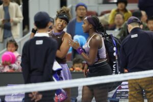 Read more about the article Coco Gauff helps carry Naomi Osaka’s bags off court after shock China Open retirement