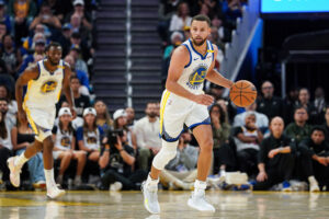 Read more about the article Warriors star Stephen Curry leaves loss to Clippers early after rolling ankle