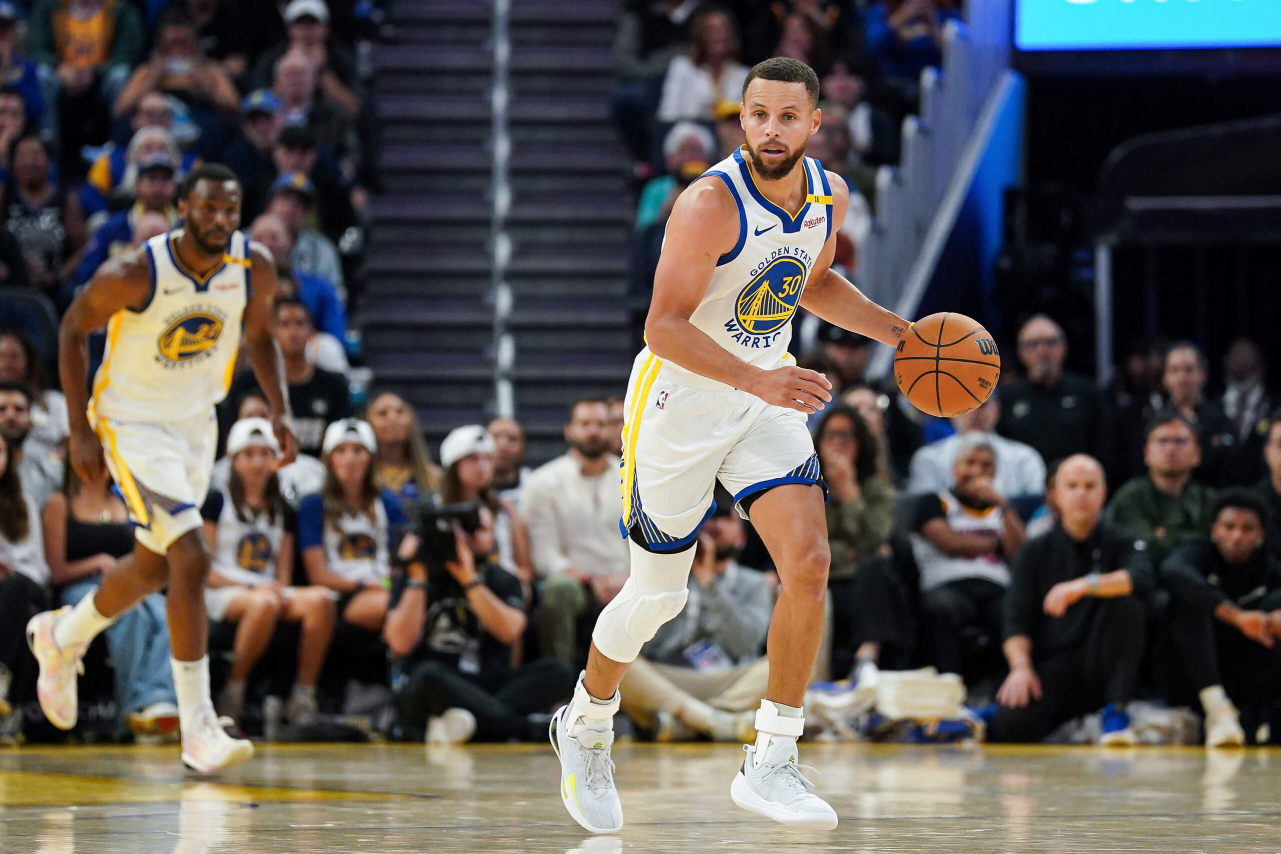 You are currently viewing Warriors star Stephen Curry leaves loss to Clippers early after rolling ankle