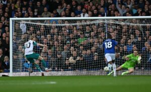 Read more about the article Everton star Abdoulaye Doucoure likened to Premier League icon over reaction to Anthony Gordon penalty miss