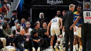 Read more about the article Stephen Curry leaves game with sprained ankle, does not return