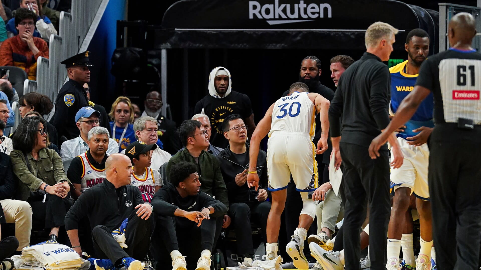 You are currently viewing Stephen Curry leaves game with sprained ankle, does not return