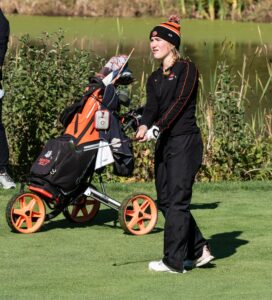 Read more about the article Brighton maintains run of state girls golf tournaments despite inexperience