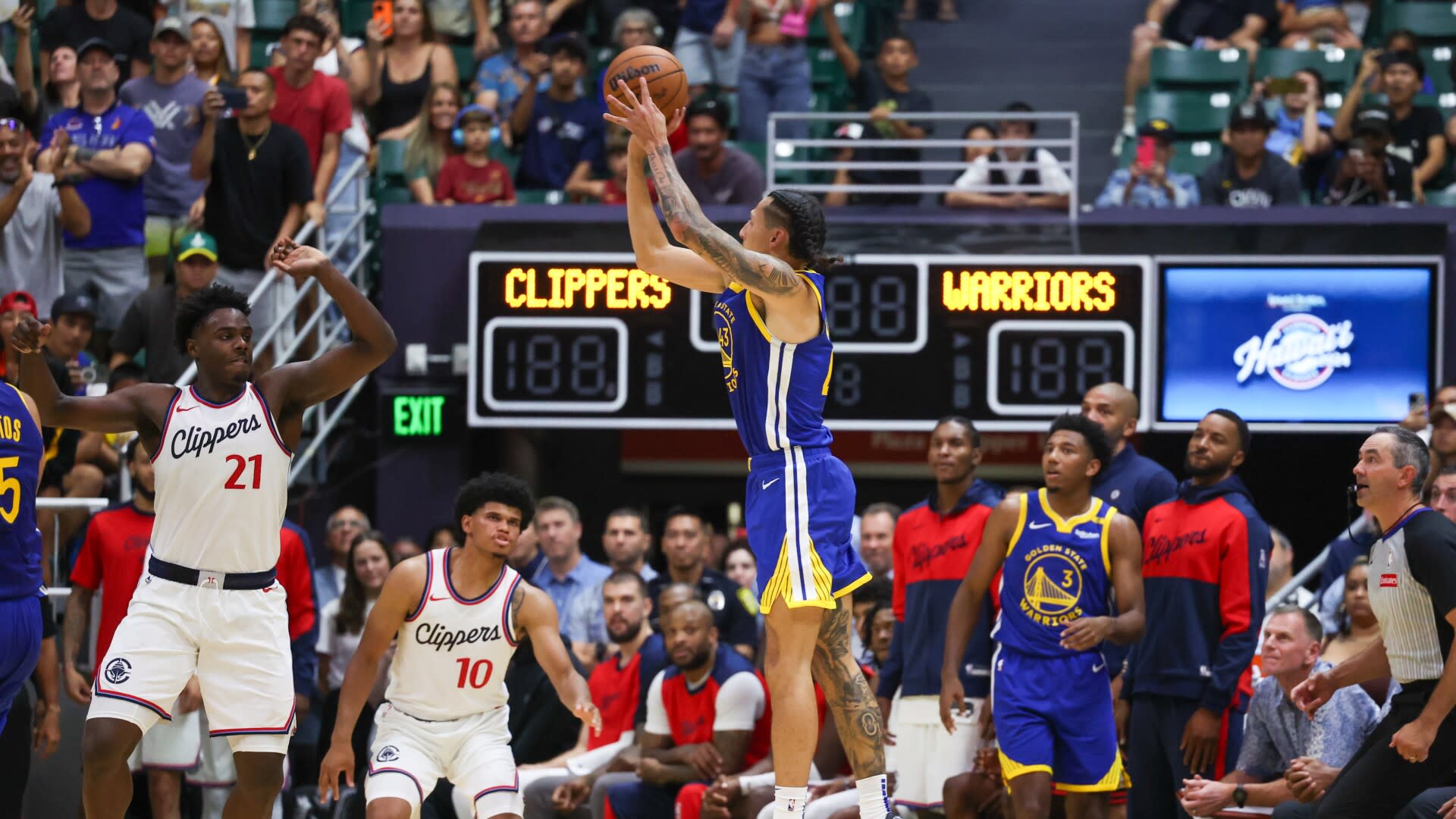 You are currently viewing Watch Lindy Waters drain buzzer-beating 3, lifts Warriors past Clippers