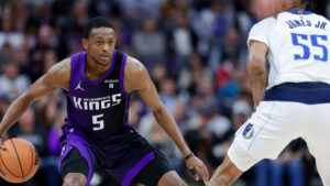 Read more about the article Kings star Fox admits he’ll likely play with finger injury all season