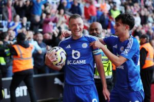 Read more about the article Jamie Vardy scores landmark career goal as Leicester striker sets TWO Premier League records in dramatic late victory