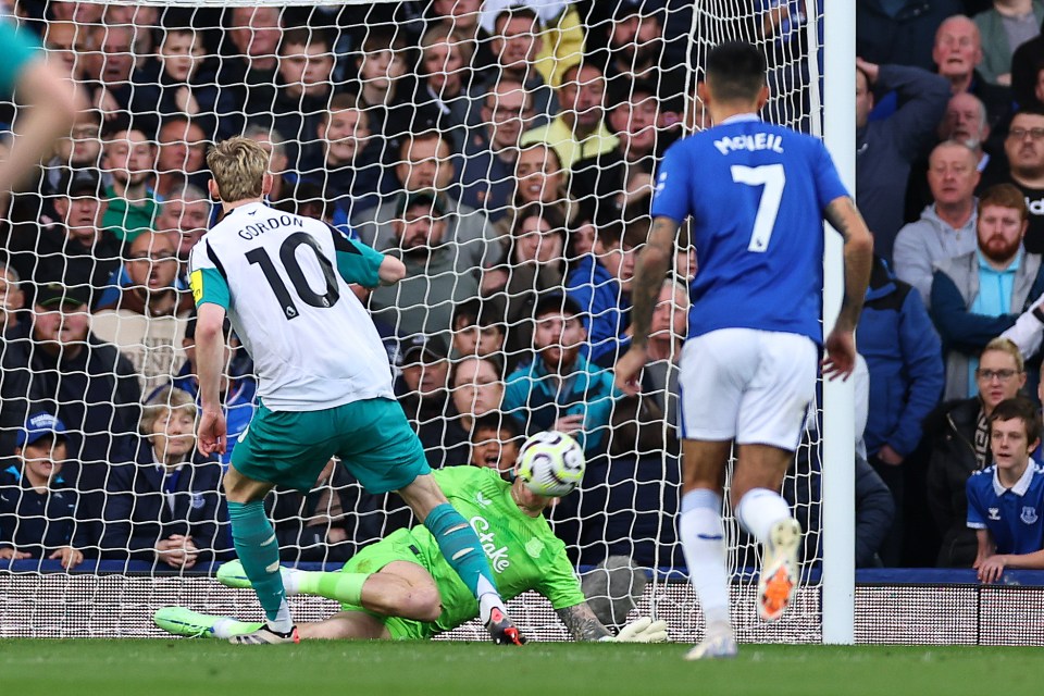 You are currently viewing Everton mock Anthony Gordon with savage video after penalty miss for Newcastle