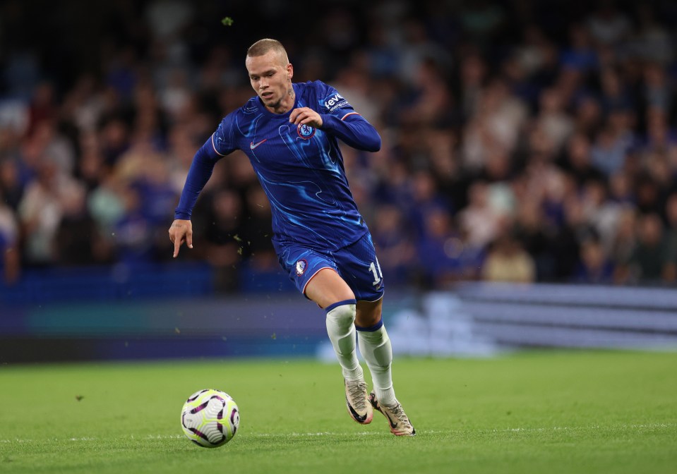 You are currently viewing Eagle-eyed Chelsea fans notice Mykhailo Mudryk’s unique shin pads with four-word message