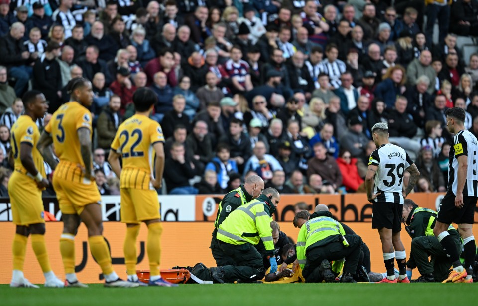 You are currently viewing Worrying scenes as Danny Welbeck stretchered off pitch on pain relief and taken to hospital as Brighton boss gives update