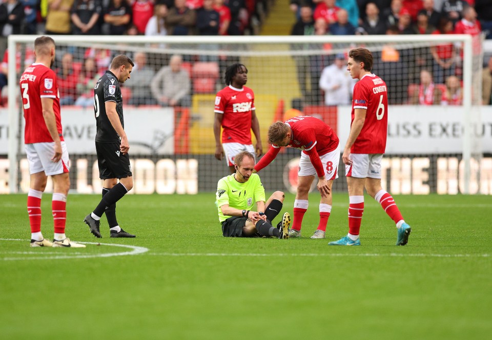 You are currently viewing Rare scenes at Charlton vs Wrexham as referee is forced to be replaced in first-half