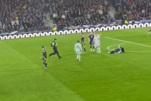 You are currently viewing Cristiano Ronaldo swears at referee and was inches away from pitch invader at Scotland clash