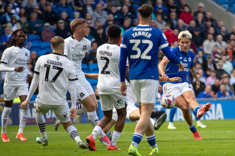 You are currently viewing Wayne Rooney has afternoon from hell as he watches Plymouth crumble against managerless team at bottom of Championship