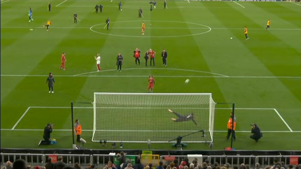 You are currently viewing Ex-Liverpool goalkeeper jokingly booed by crowd as he denies boy dream Anfield goal