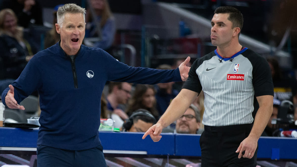 Read more about the article Heated Kerr avoids criticizing officiating after yelling at ref