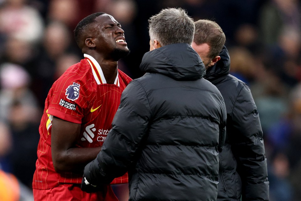 Read more about the article Ibrahima Konate in agony and uses his shirt as a sling in major injury concern for Liverpool