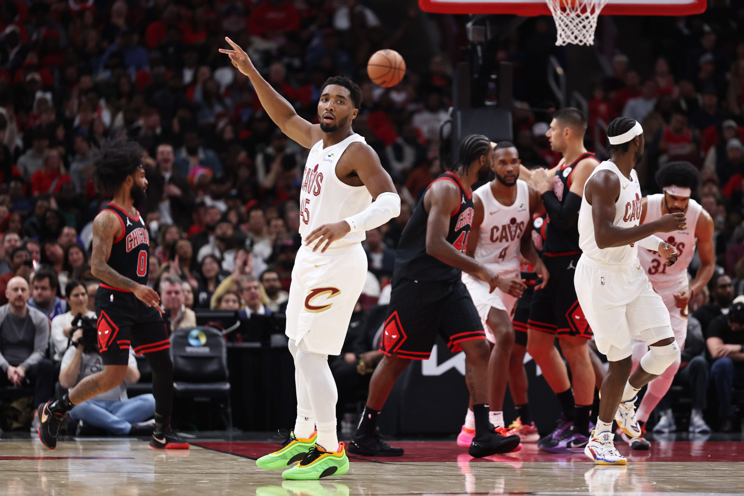 You are currently viewing Donovan Mitchell leads Cavaliers past Bulls to keep undefeated 12-0 start intact