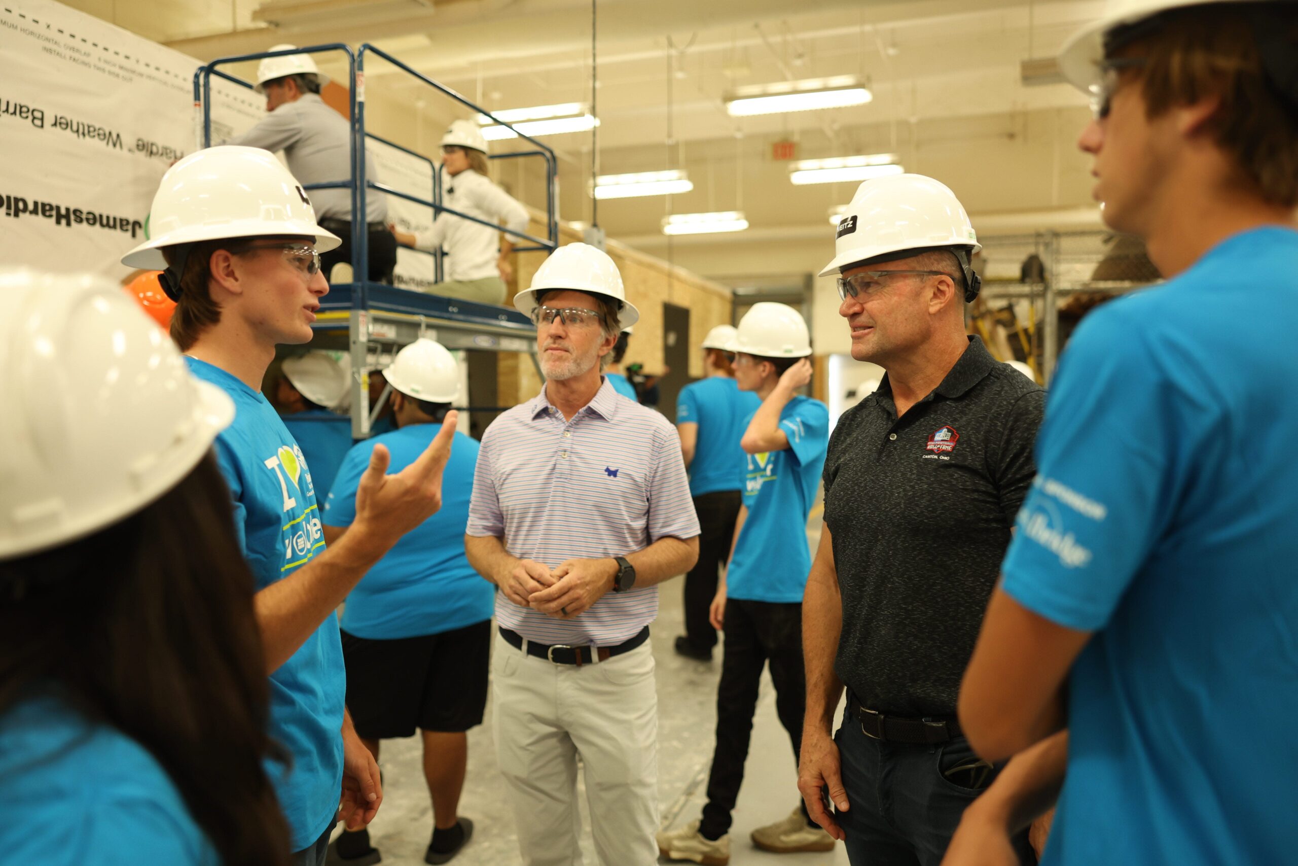 You are currently viewing Zach Thomas lends hands to Habitat for Humanity event at Seminole Ridge High School