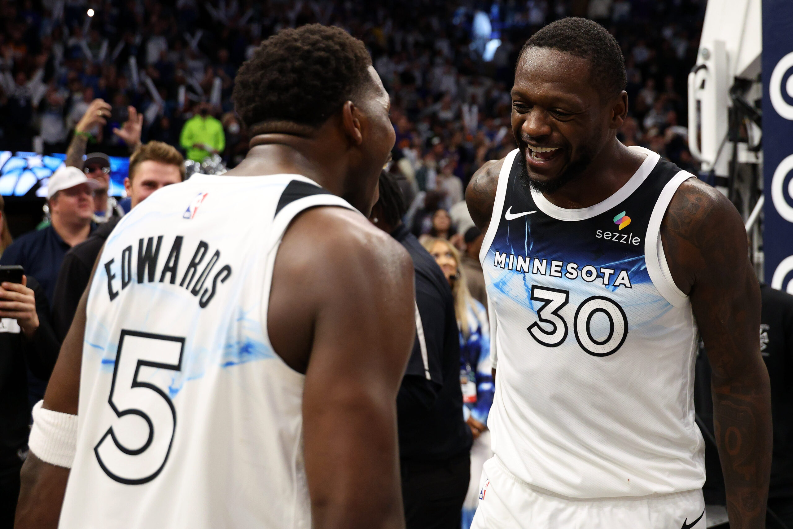 You are currently viewing Julius Randle drills wild buzzer-beater to lift Timberwolves past Suns