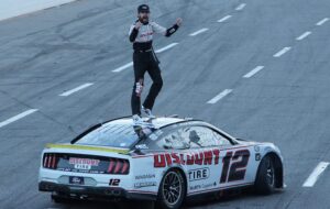 Read more about the article Ryan Blaney wins Martinsville NASCAR race, can defend Cup championshp