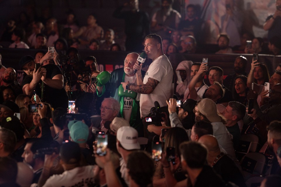 You are currently viewing Tony Bellew makes promise to security after being thrown out of Jake Paul vs Mike Tyson press conference