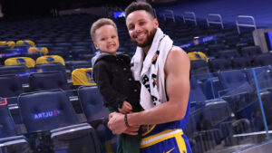 Read more about the article Watch Steph’s son Canon make wild paper airplane throw at Chase Center