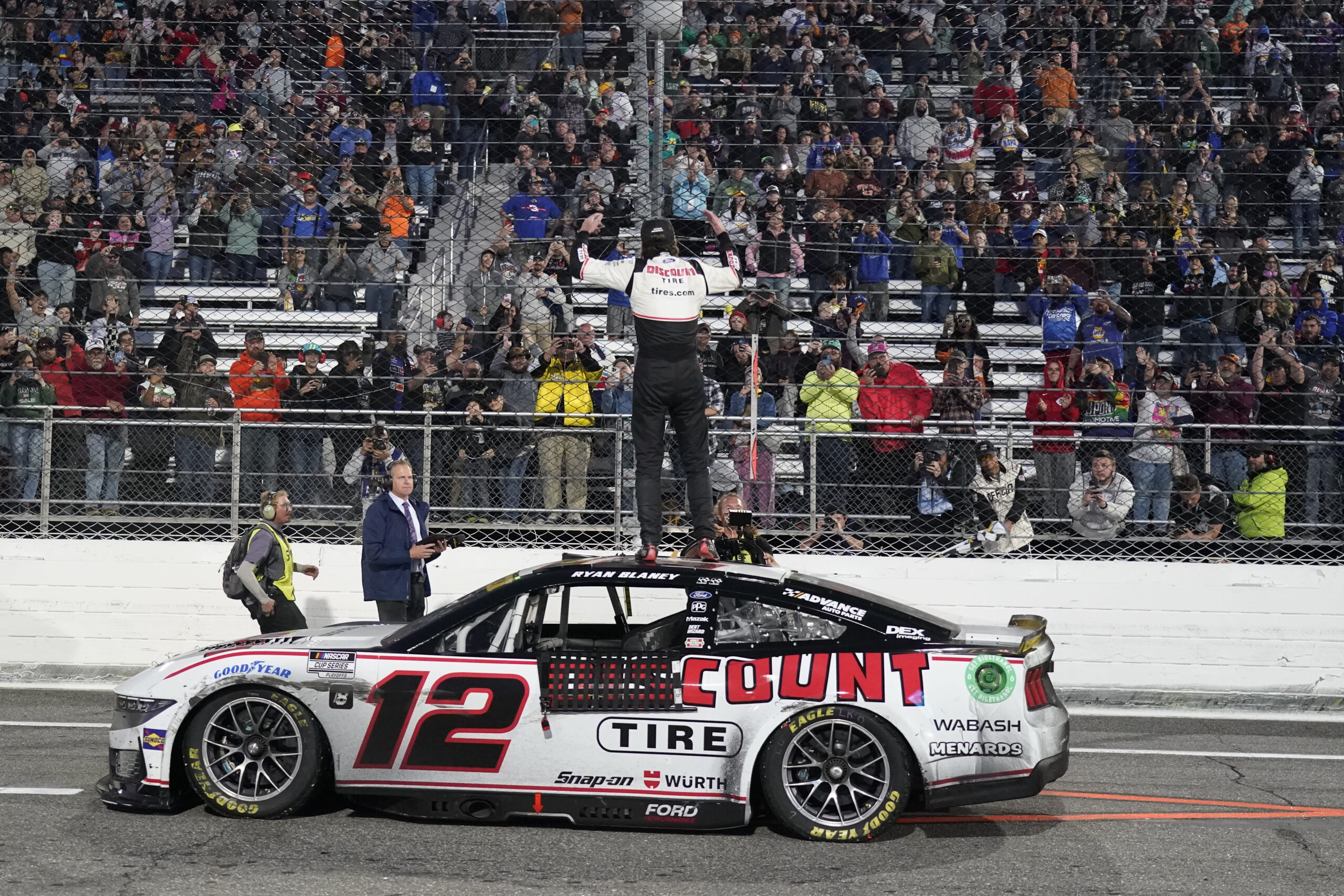 You are currently viewing Blaney gets shot at back-to-back NASCAR titles after controversial finish at Martinsville Speedway