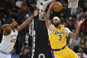 Read more about the article Lakers’ lineup changes pay off with a convincing win over the Spurs