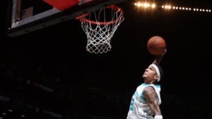 Read more about the article Hornets’ Tre Mann gets loose, throws down monster dunk over Nets’ Noah Clowney