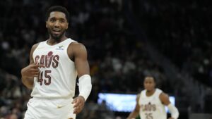 Read more about the article Watch Donovan Mitchell hit game-winner to beat Bucks, keep Cavaliers perfect