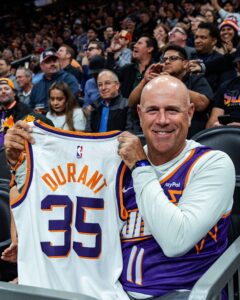 Read more about the article Stewart Cink leads 2024 Charles Schwab Cup a day after helping Phoenix Suns mascot dunk