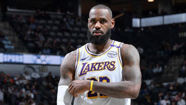 You are currently viewing James makes history as Lakers down Spurs