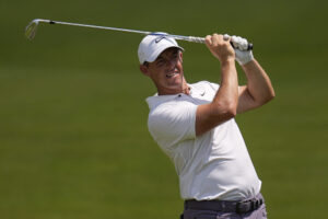 Read more about the article McIlroy returns from month off with a new swing and a 5-under 67 in Abu Dhabi