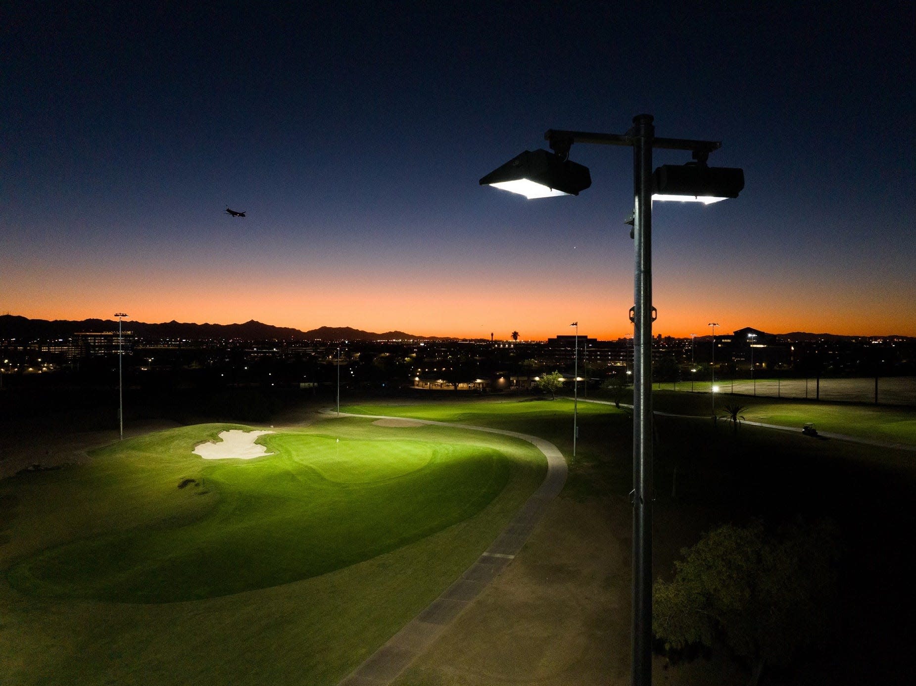 You are currently viewing Wyndham Clark pays for golf for military veterans at Arizona night golf course Grass Clippings on Veterans Day