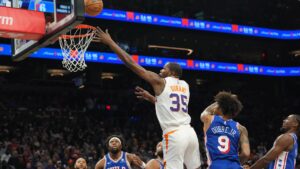 Read more about the article Watch Kevin Durant hit game-winner to cap off his 15 in fourth, lifting Suns past 76ers