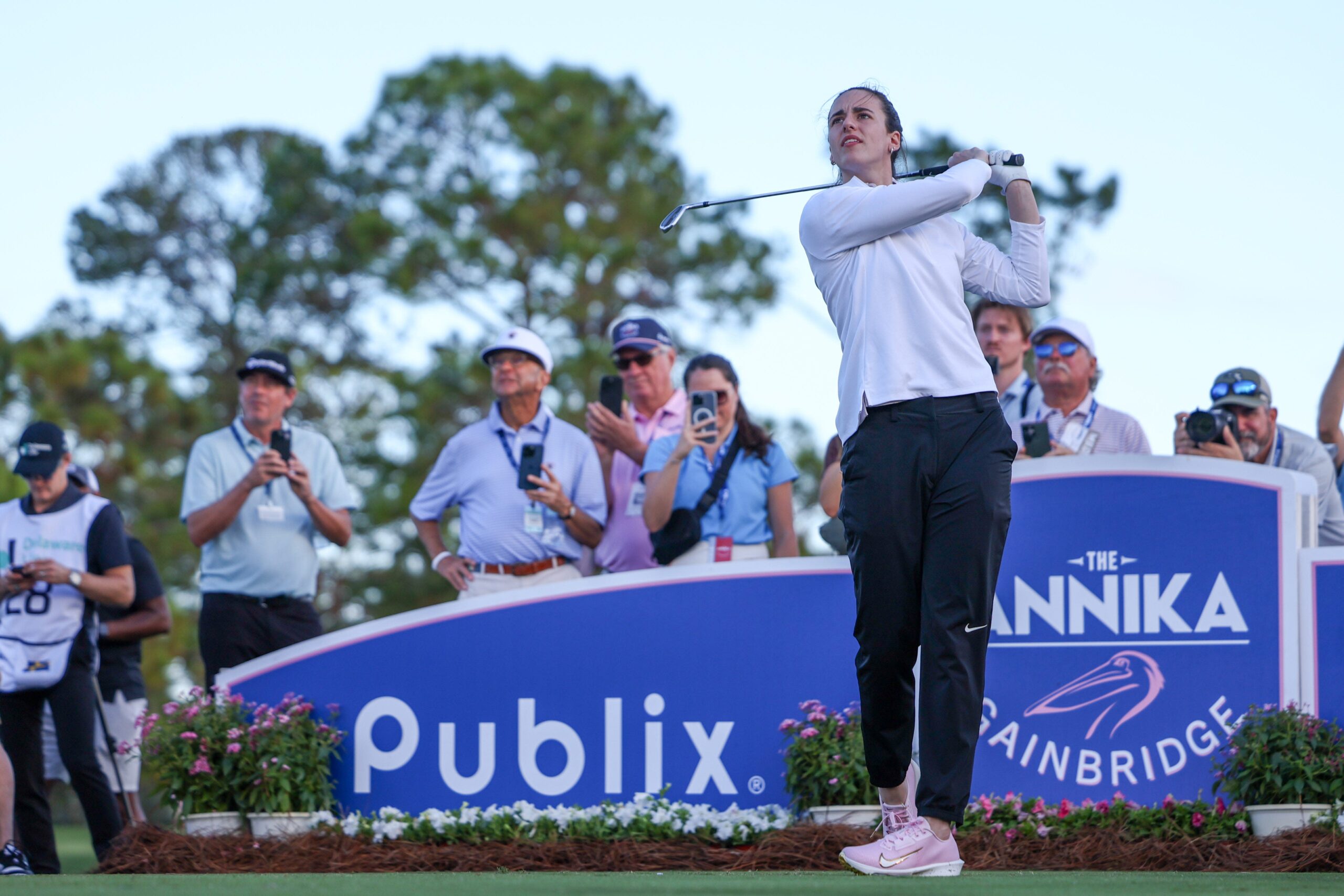 You are currently viewing Caitlin Clark shanks tee shot, nearly hits fans at LPGA’s The Annika pro-am