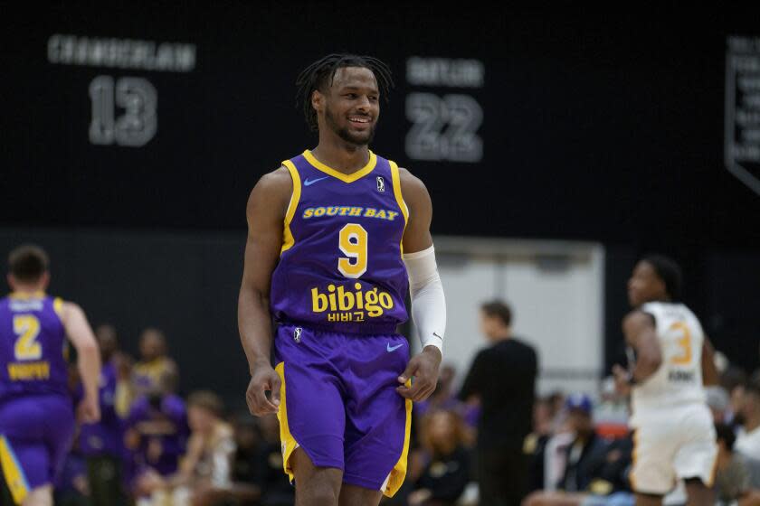 You are currently viewing Bronny James makes his G League debut with LeBron James and Anthony Davis watching