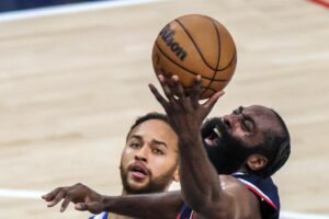 Read more about the article Clippers fend off Stephen Curry-led Warriors comeback in thrilling victory