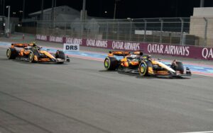 Read more about the article Lando Norris gifts Oscar Piastri Qatar GP sprint victory on the line