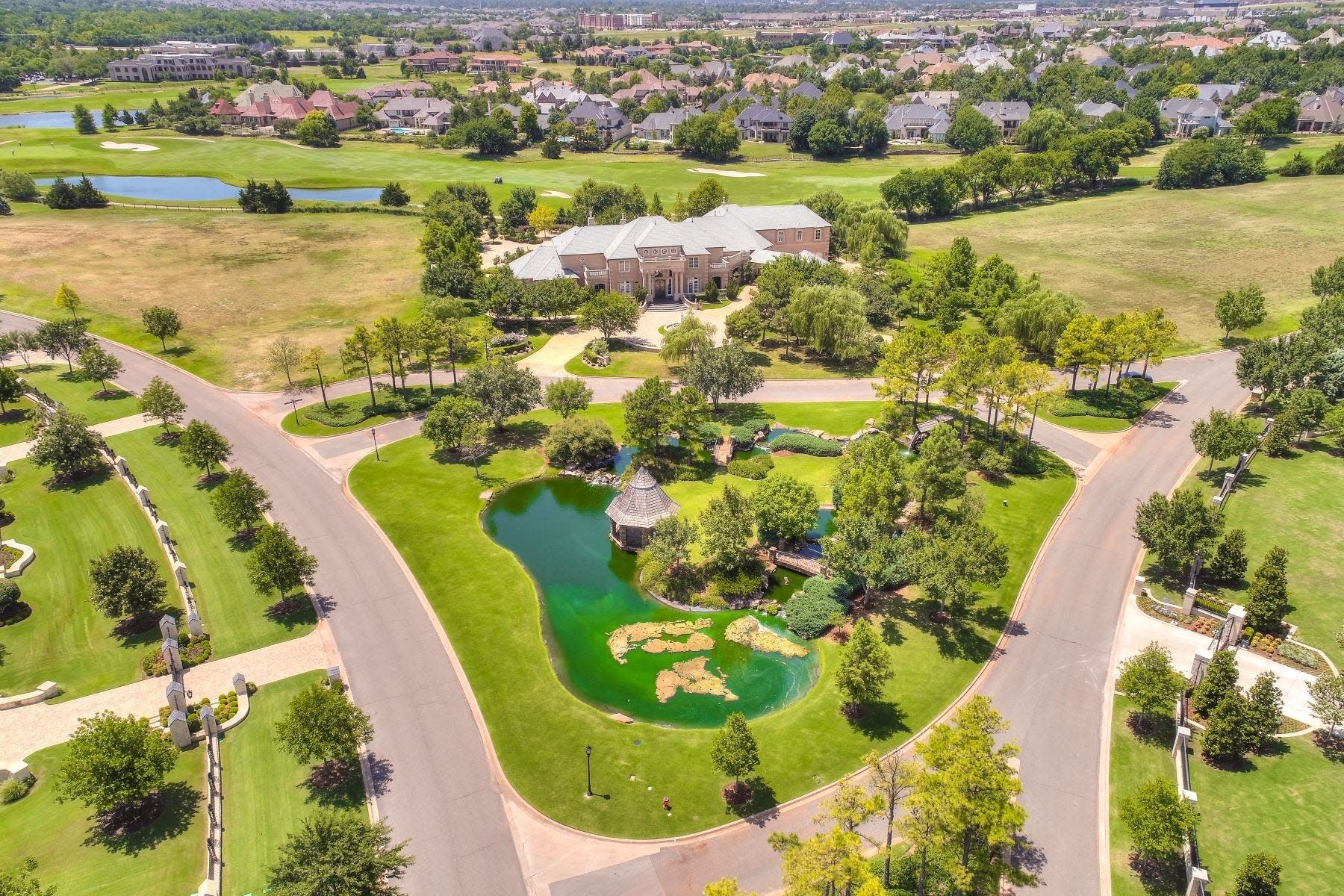 You are currently viewing This 11,000-square-foot Oklahoma mansion on an Arthur Hills course is on sale for $5.5 million