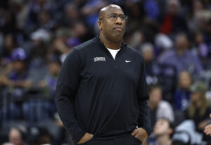 Read more about the article Kings coach Mike Brown fined $35K for ‘aggressively pursuing’ official in loss to Nets