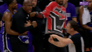 Read more about the article Brown shockingly confronts, berates referee during Kings-Nets game