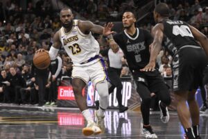 Read more about the article LeBron James achieves a career-first and Anthony Davis scores 40 in exciting Lakers win